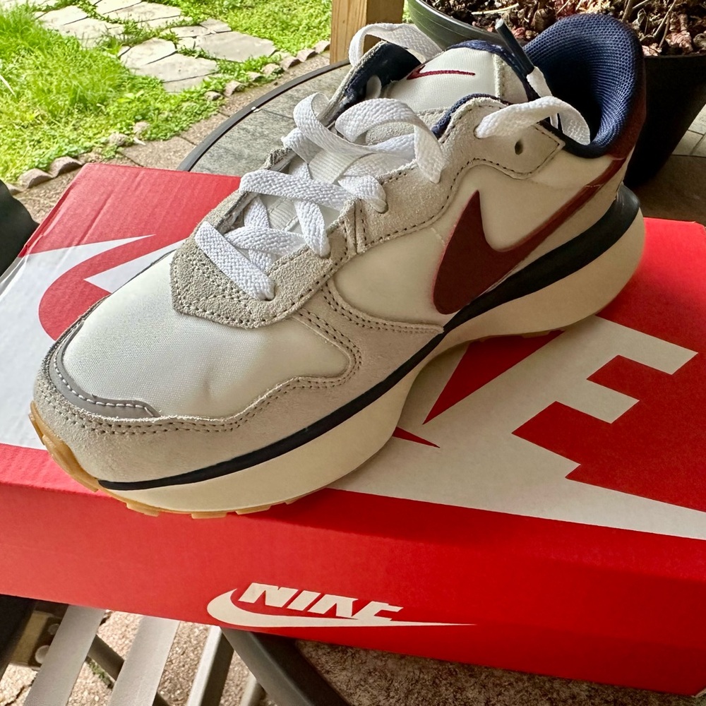 Nike women’s phoenix waffle Sneakers New with box